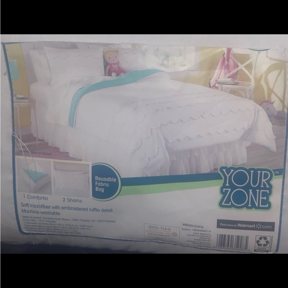 Reversible comforter w/ruffles set